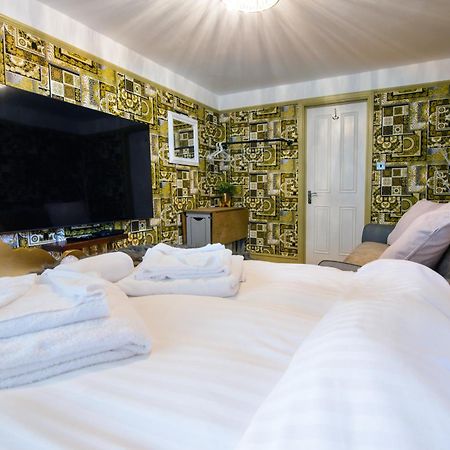 Deluxe 2 Bed Versace Bungalow Hot Tub, Sky Tv, Cinema Screen แซฟฟรอนวอลเดน ภายนอก รูปภาพ