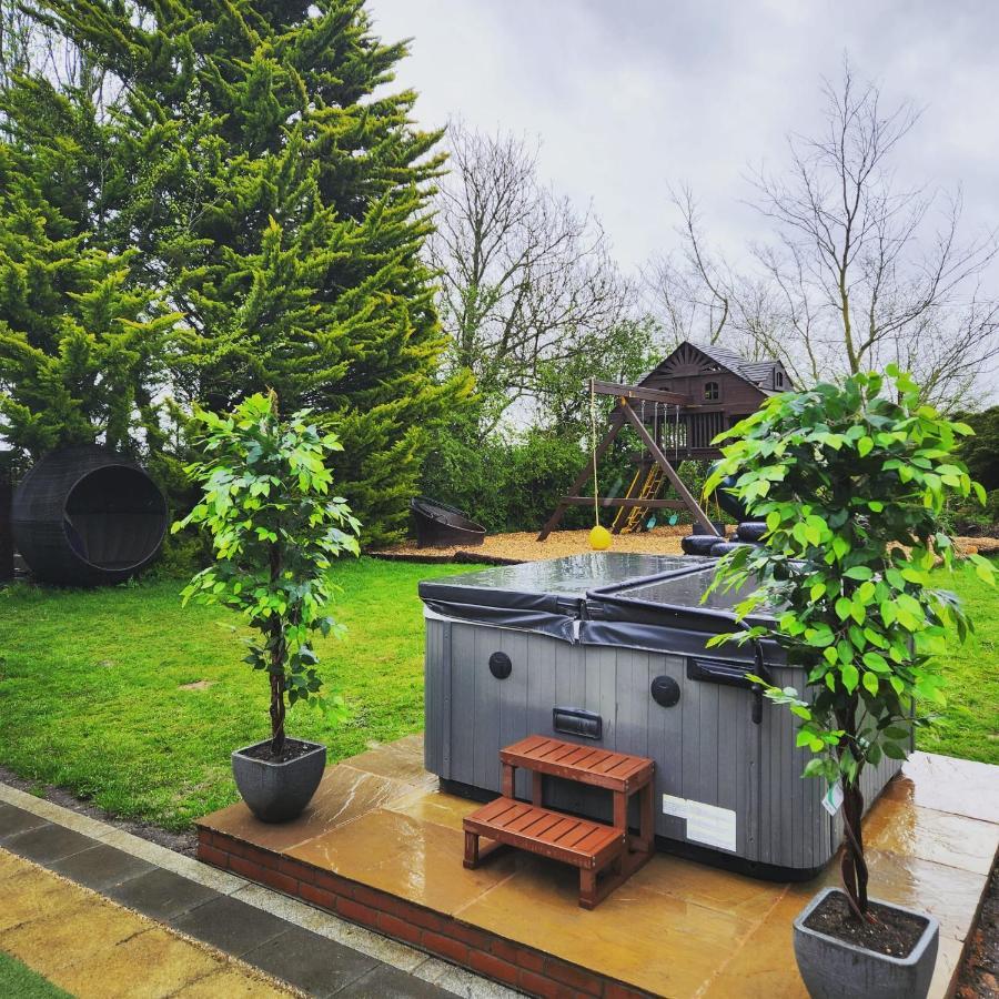 Deluxe 2 Bed Versace Bungalow Hot Tub, Sky Tv, Cinema Screen แซฟฟรอนวอลเดน ภายนอก รูปภาพ