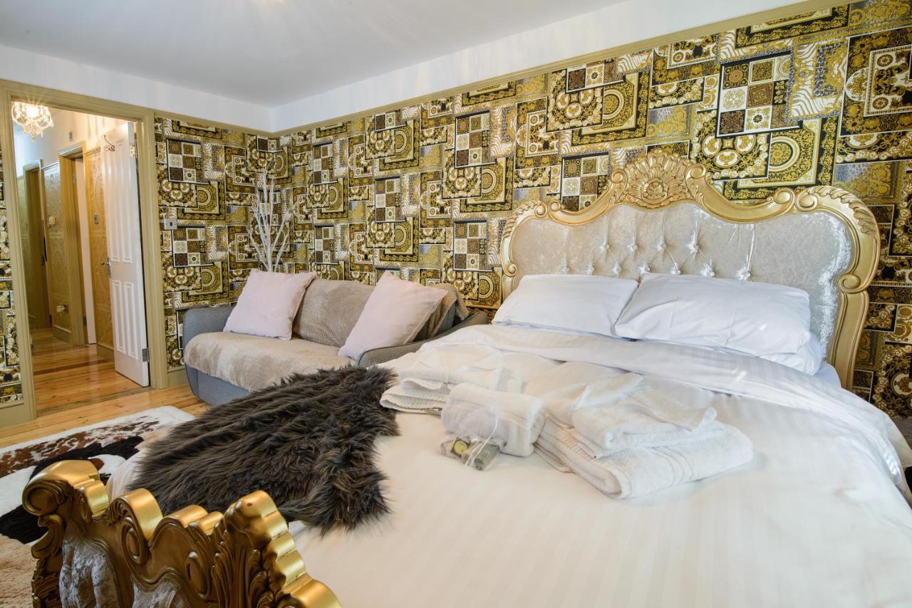 Deluxe 2 Bed Versace Bungalow Hot Tub, Sky Tv, Cinema Screen แซฟฟรอนวอลเดน ภายนอก รูปภาพ