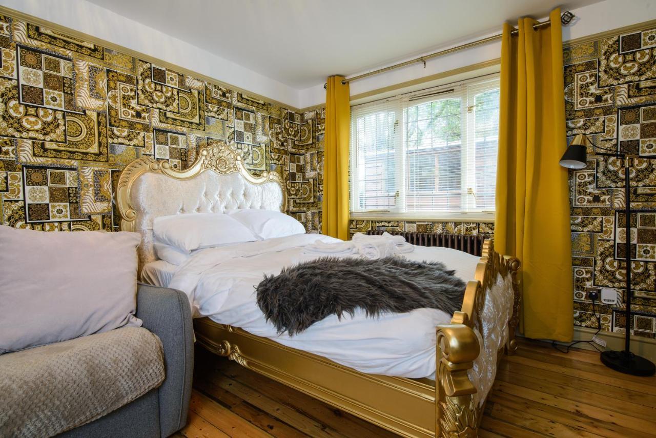 Deluxe 2 Bed Versace Bungalow Hot Tub, Sky Tv, Cinema Screen แซฟฟรอนวอลเดน ภายนอก รูปภาพ