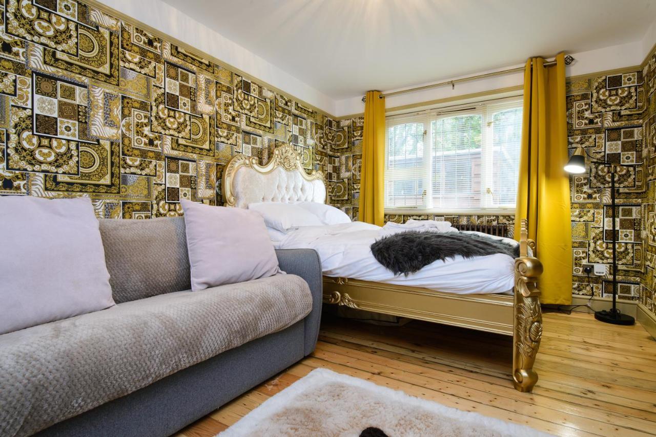 Deluxe 2 Bed Versace Bungalow Hot Tub, Sky Tv, Cinema Screen แซฟฟรอนวอลเดน ภายนอก รูปภาพ