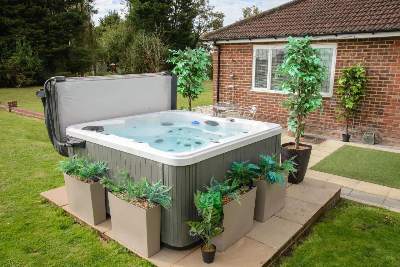 Deluxe 2 Bed Versace Bungalow Hot Tub, Sky Tv, Cinema Screen แซฟฟรอนวอลเดน ภายนอก รูปภาพ