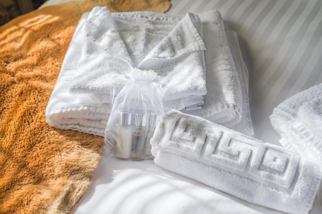 Deluxe 2 Bed Versace Bungalow Hot Tub, Sky Tv, Cinema Screen แซฟฟรอนวอลเดน ภายนอก รูปภาพ