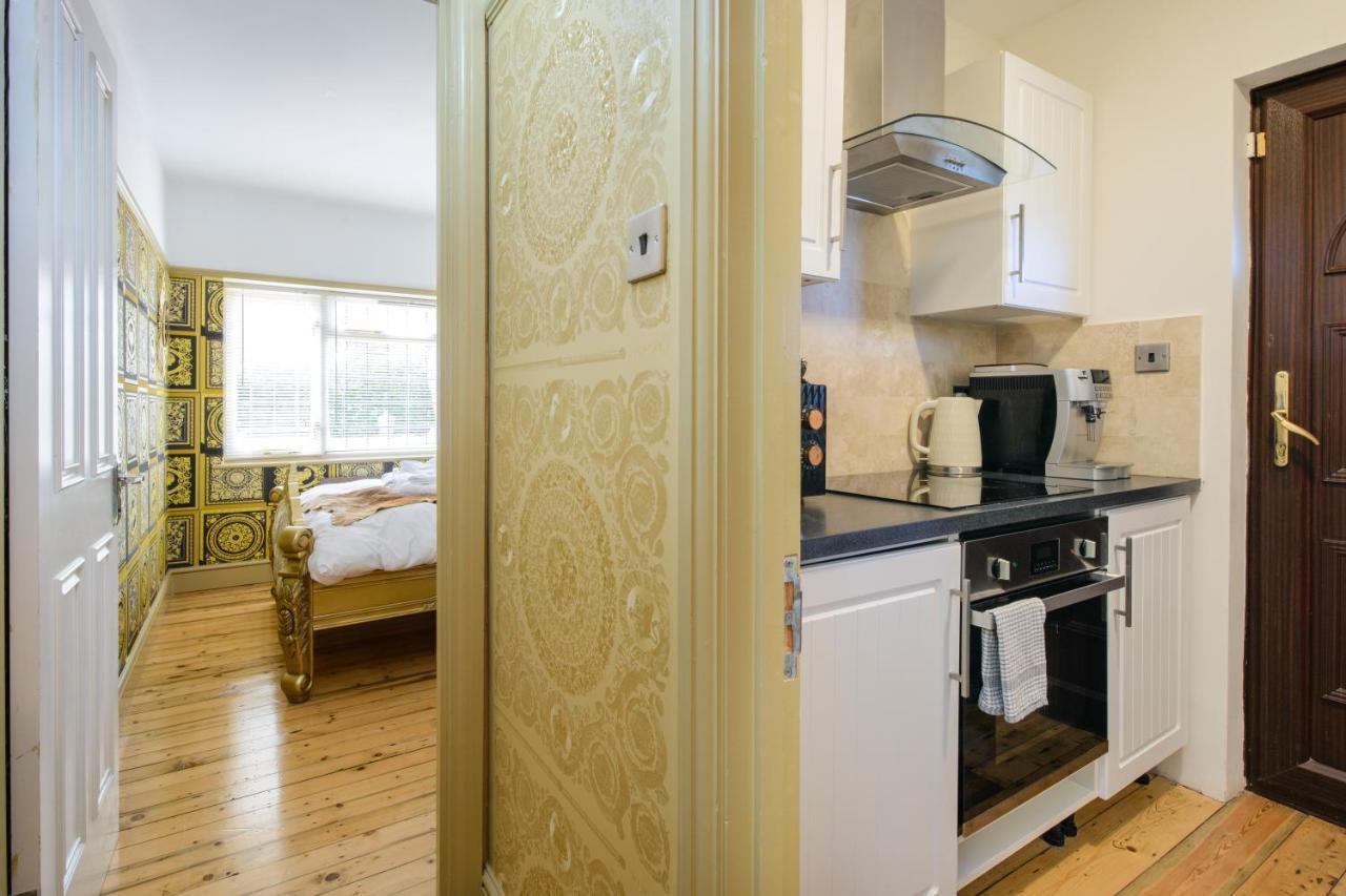 Deluxe 2 Bed Versace Bungalow Hot Tub, Sky Tv, Cinema Screen แซฟฟรอนวอลเดน ภายนอก รูปภาพ