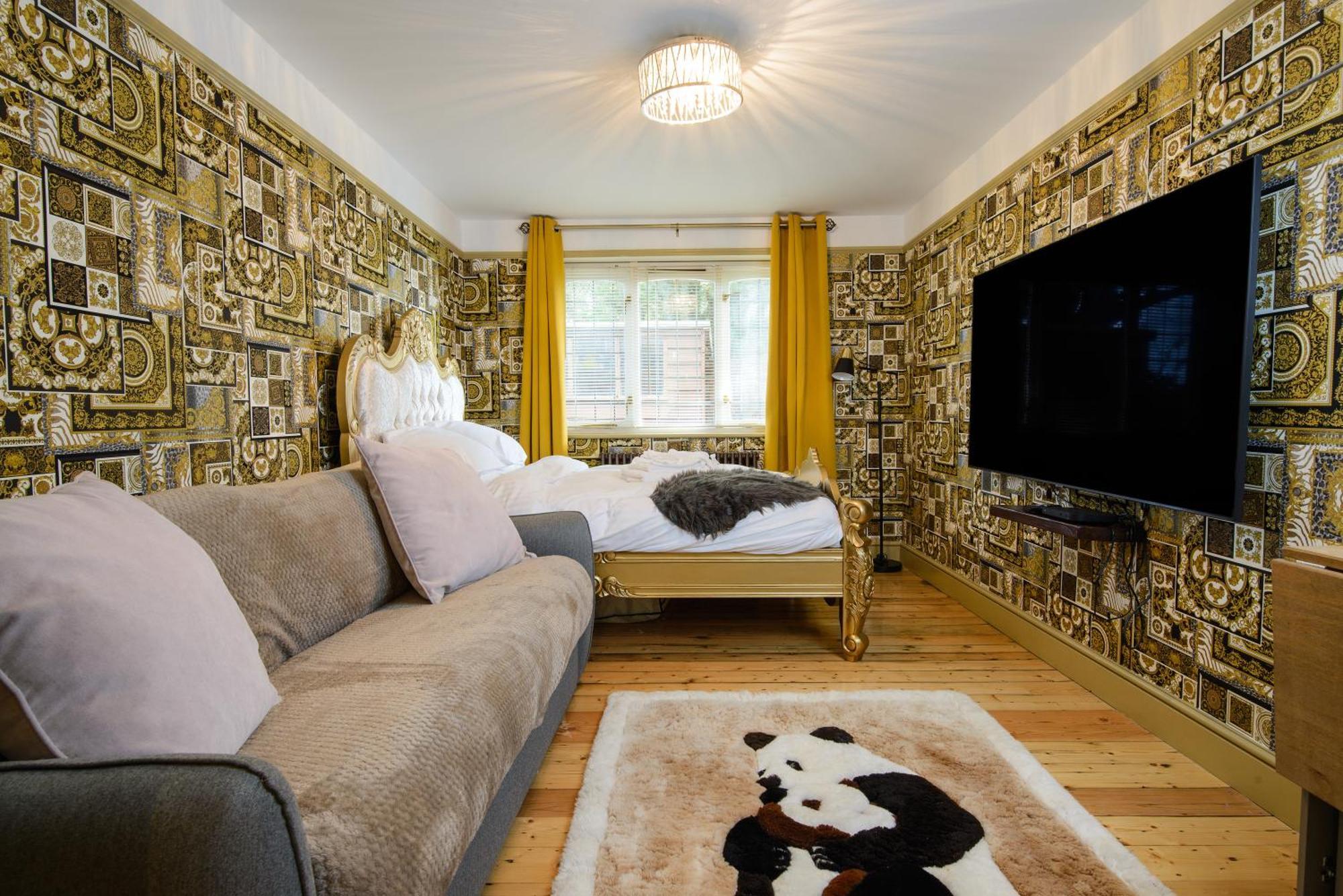 Deluxe 2 Bed Versace Bungalow Hot Tub, Sky Tv, Cinema Screen แซฟฟรอนวอลเดน ภายนอก รูปภาพ